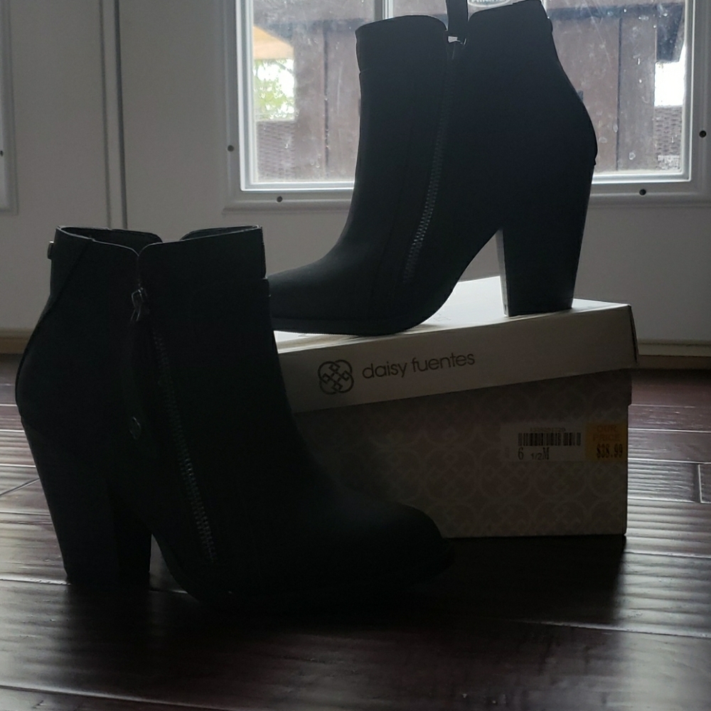Daisy Fuentes Black Booties